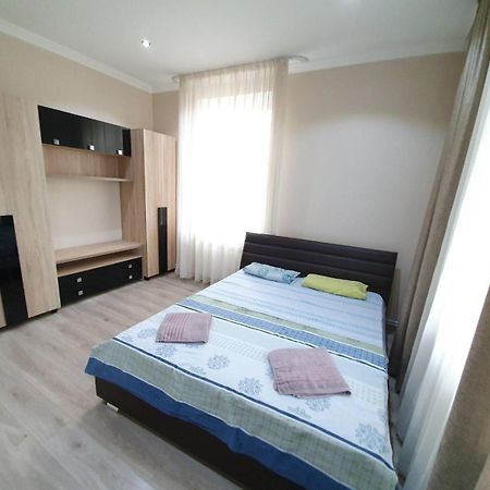 Tourist Home At Stefan Cel Mare With 2 Rooms Chisinau Exterior foto